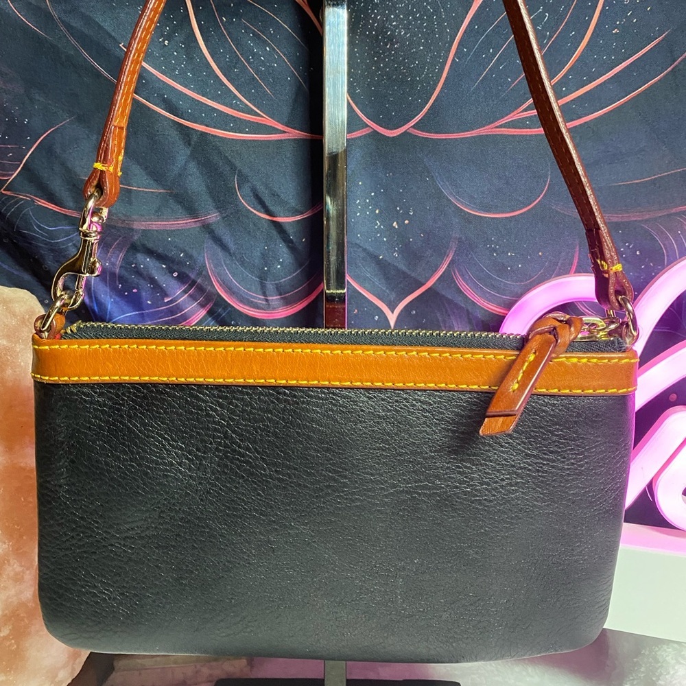 EUC Dooney & Bourke Pebbled Leather Clutch/Wristlet - Picture 3 of 7